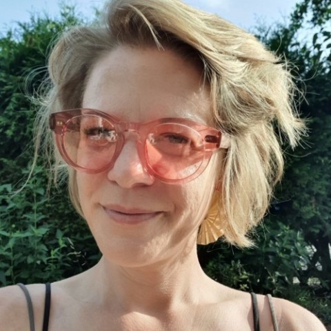 Alexandra Wolf trägt eine Sonnenbrille
