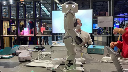 Ein Roboter steht auf dem Tisch des #rp22-Makerspace