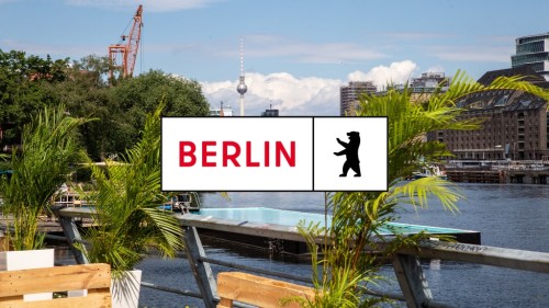 Das Logo der Stadt Berlin vor dem Badeschiff und der Skyline