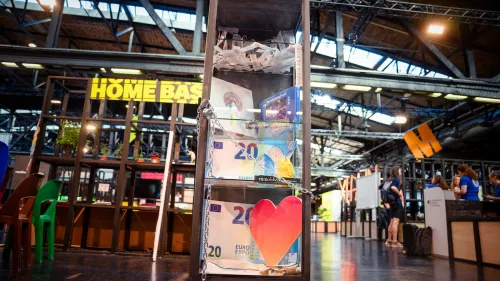 Glasvitrine mit Auktions-Gegenständen auf der #rp23