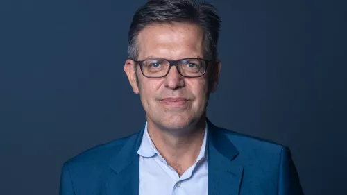 Steffen Mau trägt kurze Haare, eine Brille und Anzug.