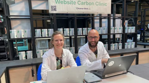 Zwei Mitarbeitende von Cleaner Web in Aktion bei der Website-Carbon-Clinic.