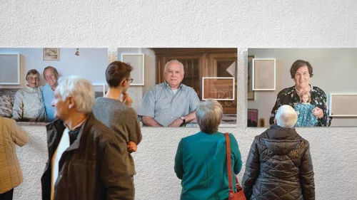 Zu sehen sind fünf Besuchende der Ausstellung "Unsichtbare Schönheit des Alters" von hintern, wie sie drei der Bilder der Ausstellung betrachten.