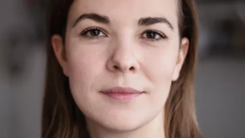 Laura-Kristine Krause trägt schulterlange Haare und schaut direkt in die Kamera. 