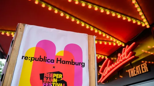Der Eingang des Schmidt Theaters auf der Reeperbahn mit Poster der re:publica Hamburg.