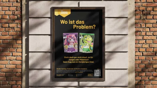 Ein Plakat-Motiv des Gendercachings hängt an einer Ziegelwand