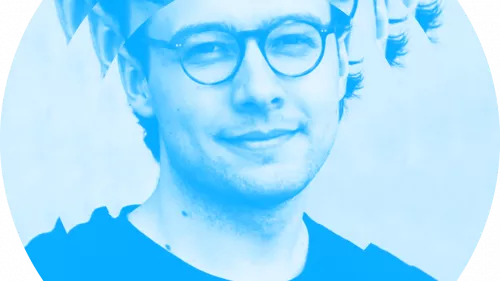 Visual mit Foto von Joris, er trägt eine Brille und lächelt.