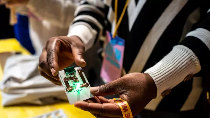 Zwei Hände halten eine Platine – der re:publica-Makerspace ist zurück