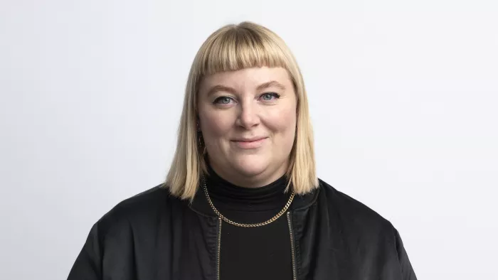 Anita Gohdes trägt eine schwarze Jacke, schulterlange Haare und eine Goldkette.