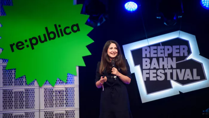 re:publica x Reeperbahn Festival Sprecherin auf der Bühne