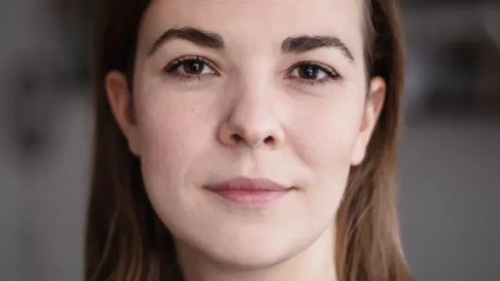 Laura-Kristine Krause trägt schulterlange Haare und schaut direkt in die Kamera. 