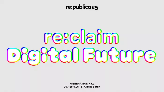 Die Grafik zeigt einen Schriftzug "re:claim Digital Future" in holografischer Schrift.