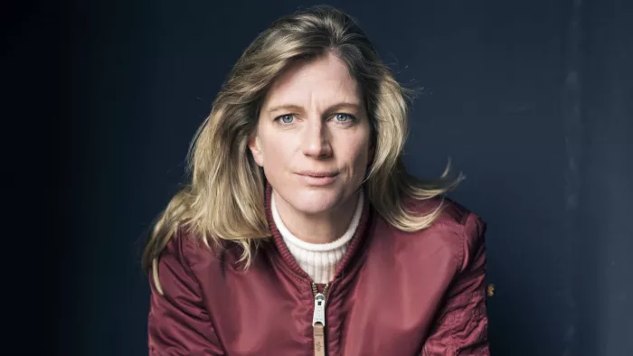 Maja trägt einen Rollkragenpulli und Blouson sowie offene Haare