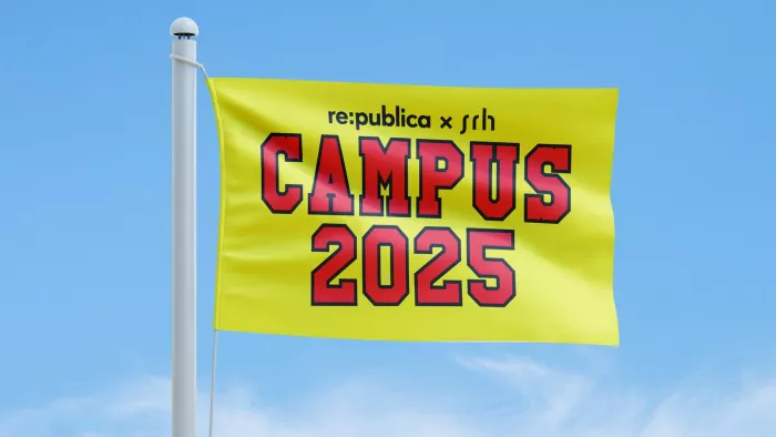 Eine Fahne mit der Beschriftung: "re:publica x srh Campus 2025"