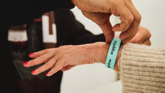 Hand mit Bändchen der republica 2023