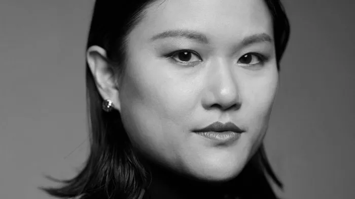 Foto von Karen Hao. Karen Hao trägt kurze Haare und Ohrringe.