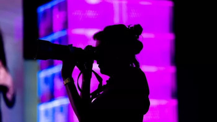 Umriss einer Fotografin auf der republica vor pink und blau beleuchteten Bäckerkisten
