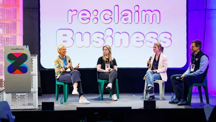 Vier Speaker auf einer Bühne beim Programm-Special reclaim Business