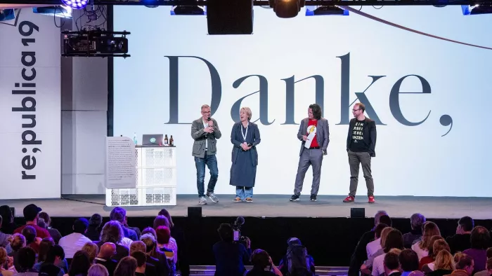 Die re:publica-Gründer*innen Johnny Haeusler, Tanja Haeusler, Andreas Gebhard und Markus Beckedahl auf der re:publica 19-Bühne