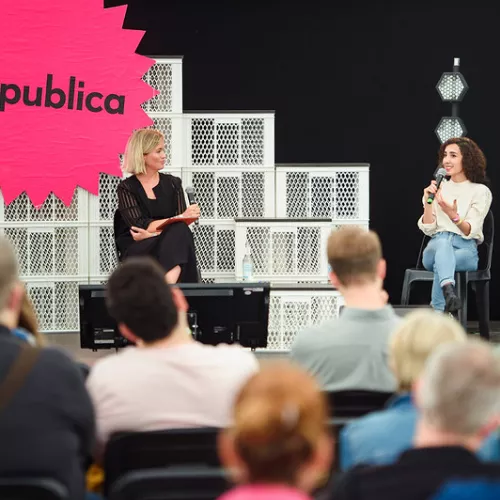 Zwei Frauen sitzen auf der Bühne der re:publica in Hamburg