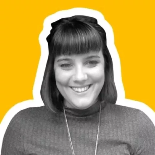 Ein foto von Kaye Symington in schwarz weiss auf gelben hintergrund