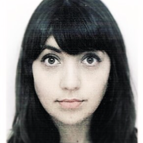 Schwarz-weißes Passbild von Frau mit langen dunklen Haaren