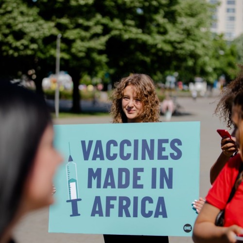 Laura mit Schild "Vaccines Made in Africa" bei einer Demonstration