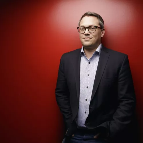 Tiemo Wölken vor rotem Hintergrund