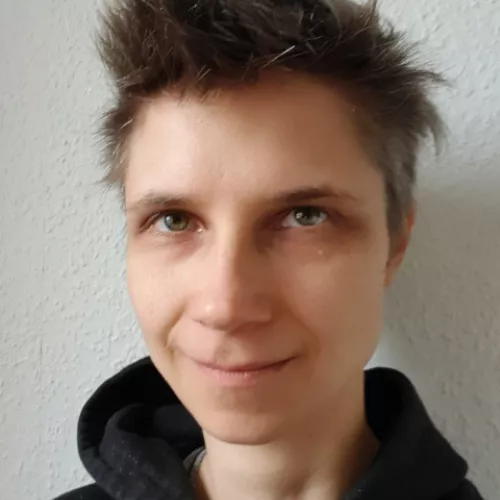 Portrait von Xenia Klinge in einem schwarzen Kapuzenpullover