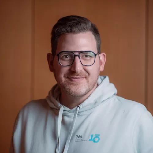 Portrait von Dirk Schoemakers, er trägt einen hellblauen D64 Hoodie.