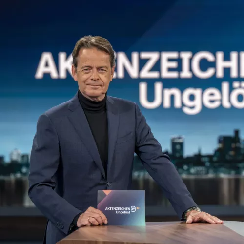 Rudi Cerne im Studio von Aktenzeichen XY...Ungelöst. 