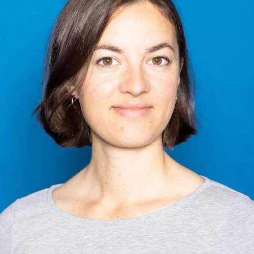 Portrait von Leonie Sontheimer vor blauem Hintergrund.