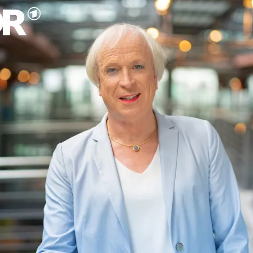 Georgine Kellermann im blauen Blazer und weißer Bluse in den WDR ARkaden in Köln