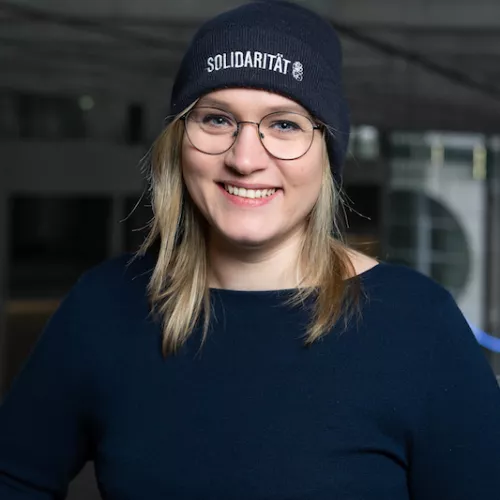 Lächelnde Frau mit Mütze