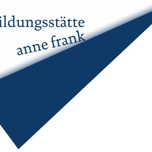 Logo der Bildungsstätte Anne Frank. Gezeigt wird ein Knick an einem Papierrand – eine Einladung, auch hinter die Kulissen zu schauen