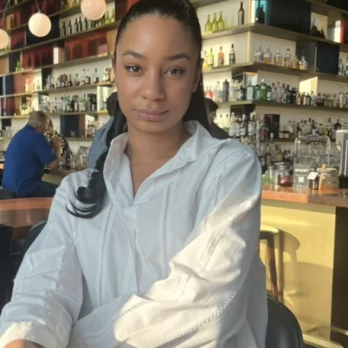ich sitze mit weißem Hemd in einem Restaurant