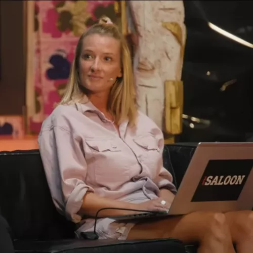 Christiane Thorn sitzt auf der Bühne einer arte SALOON Sendung