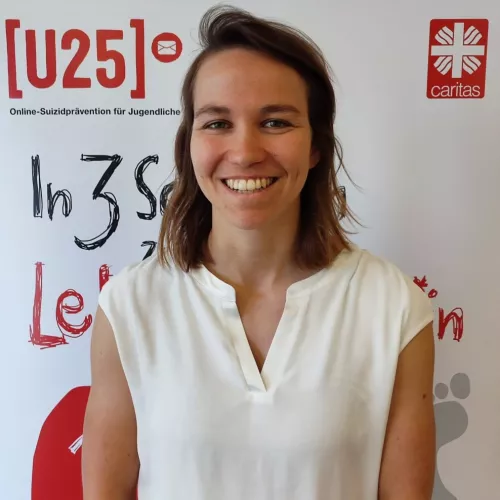 Lara vor [U25] Hintergrund