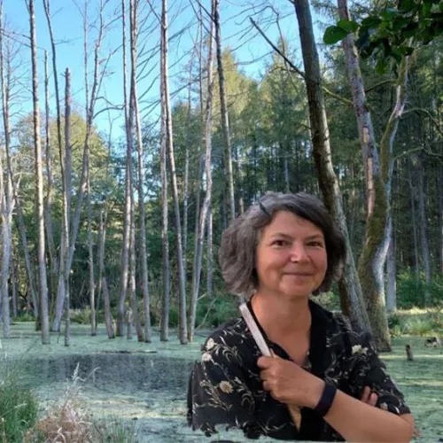 Antonia Rötger vor dem Hellsee in Brandenburg