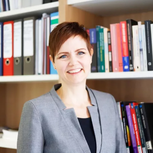 Portraitaufnahme vor Bücherwand