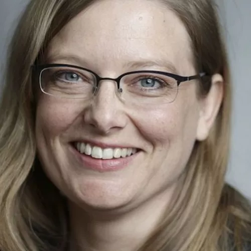 Christine Meissler trägt eine Brille und lächelt