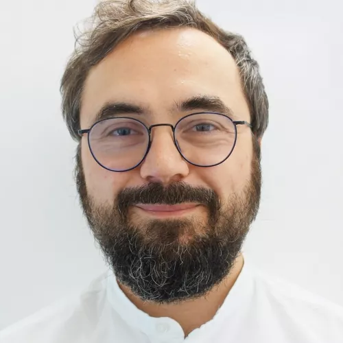 Ein Mann mit Bart und Brille