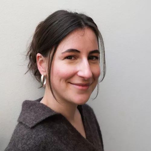 Caroline Weigel vor einer weißen Wand