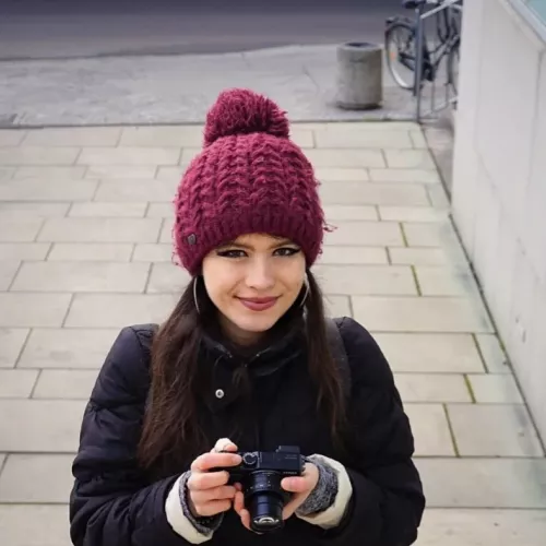 Clara Hoheisel mit einer Kamera in der Hand.