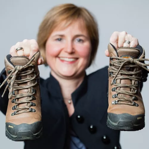 Claudia Schleicher mit Wanderstiefeln Der Weg ist das Ziel