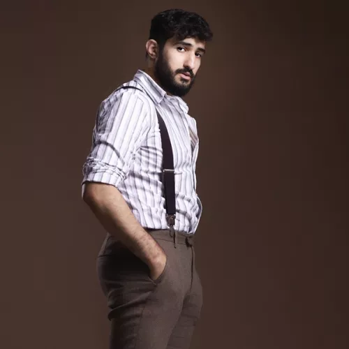 Mohamed Chahrour vor einem braunen Hintergrund 