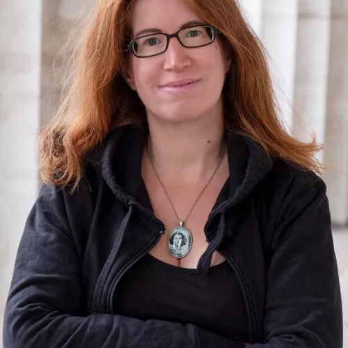 Barbara Wimmer in schwarzem Hoodie mit schwarzer Brille und roten Haaren