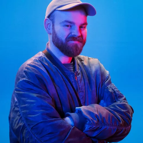 Porträt eines jungen Mannes vor einem blauen Hintergrund 