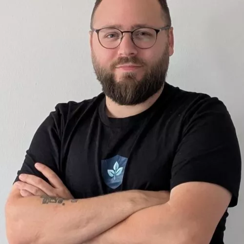 Porträtfoto eines Mannes mit Brille