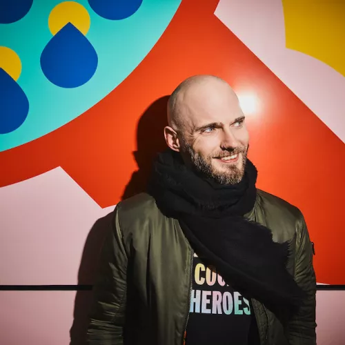 Mann vor buntem Hintergrund
